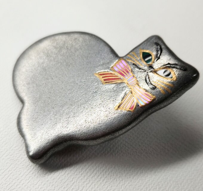 蒔絵ブローチ 銀色猫（赤） | iichi 日々の暮らしを心地よくする