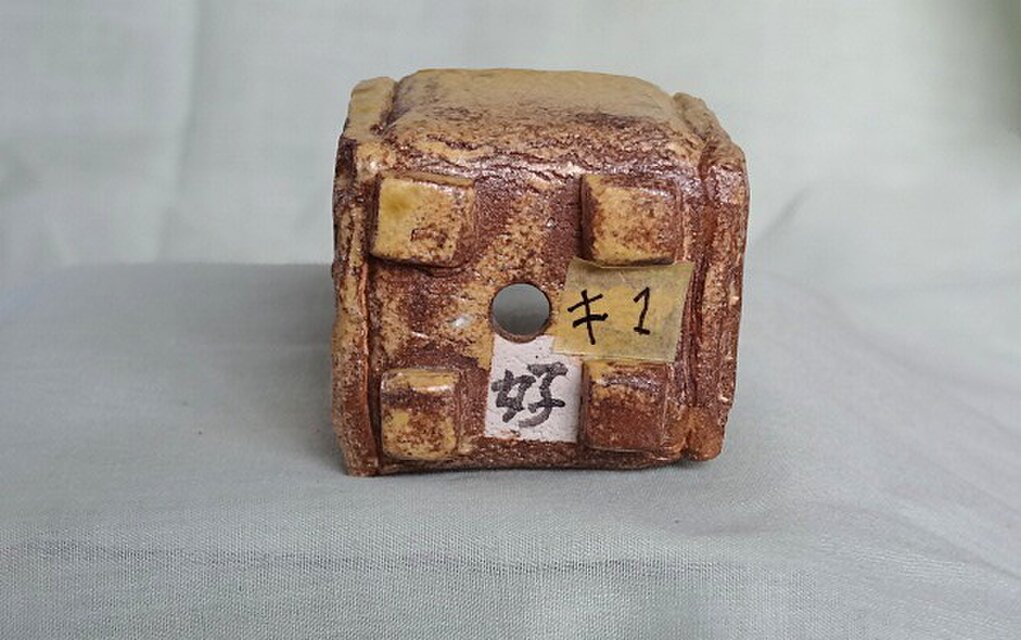美濃・瀬戸　黄瀬戸釉かけ　陶磁の狛犬　2匹一対　在銘あり、師弟の作？？　明治ごろ 美濃・瀬戸 黄瀬戸釉かけ 陶磁の狛犬 2匹一対 在銘あり、師弟の作