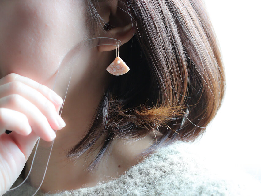 花模様のフォッシルコーラルとパールピアス｜天然石 アクセサリー 菊目