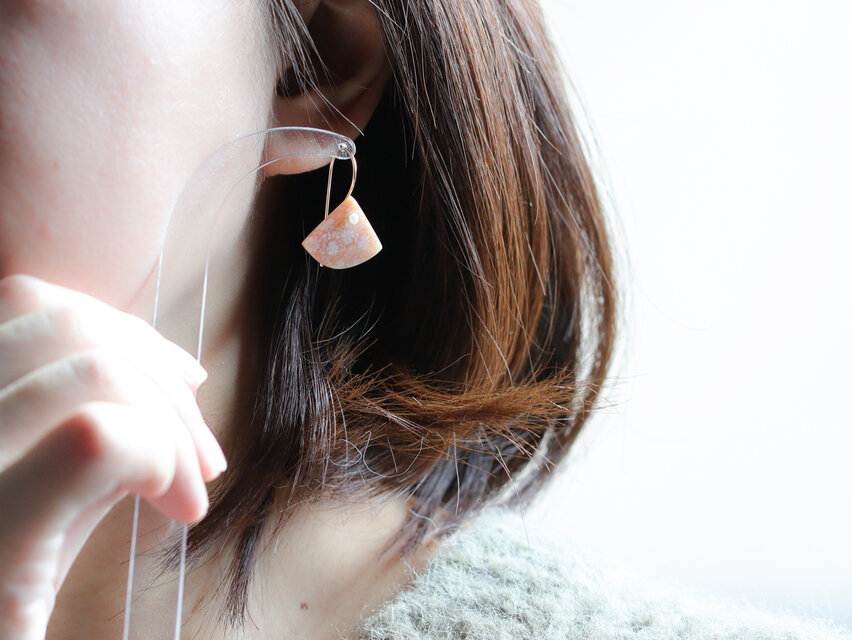 花模様のフォッシルコーラルとパールピアス｜天然石 アクセサリー 菊目