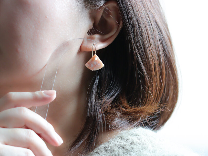花模様のフォッシルコーラルとパールピアス｜天然石 アクセサリー 菊目