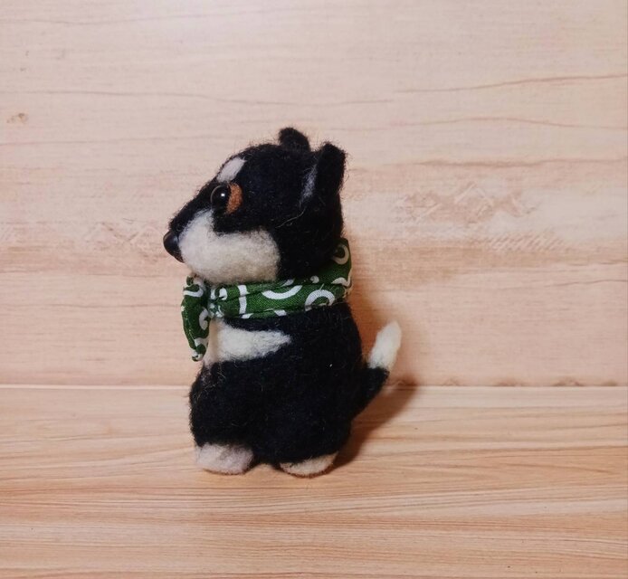 ハンドメイド 羊毛フェルト 柴犬 マスコット 黒柴 唐草模様スカーフ