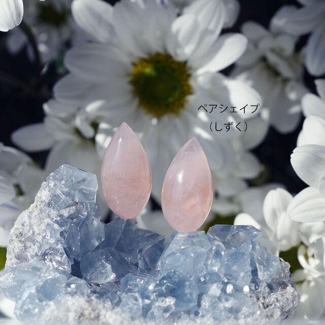 少し値下げぷっくりクッションカービングローズクォーツのピアスチャーム＊ ローズクォーツによる蓮の花びらのピアス・サージカルステンレス