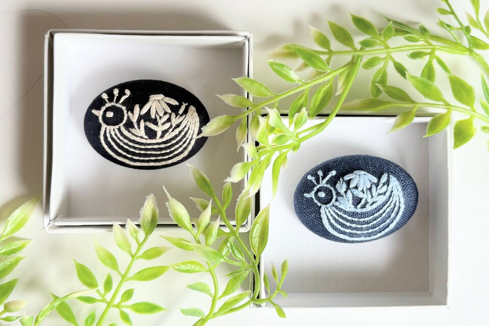 ことりの花籠の刺繍ブローチ（hokuo）#464 | iichi 日々の暮らしを 