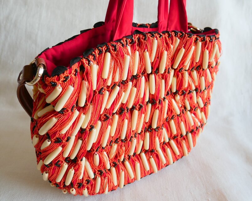 極美品 ジャマンピュエッシュ ハンドバッグ アクセサリーポーチ 装飾 ビジュー Jamin Puech Paris】赤色にベージュのオーナメントとコサージュ飾り