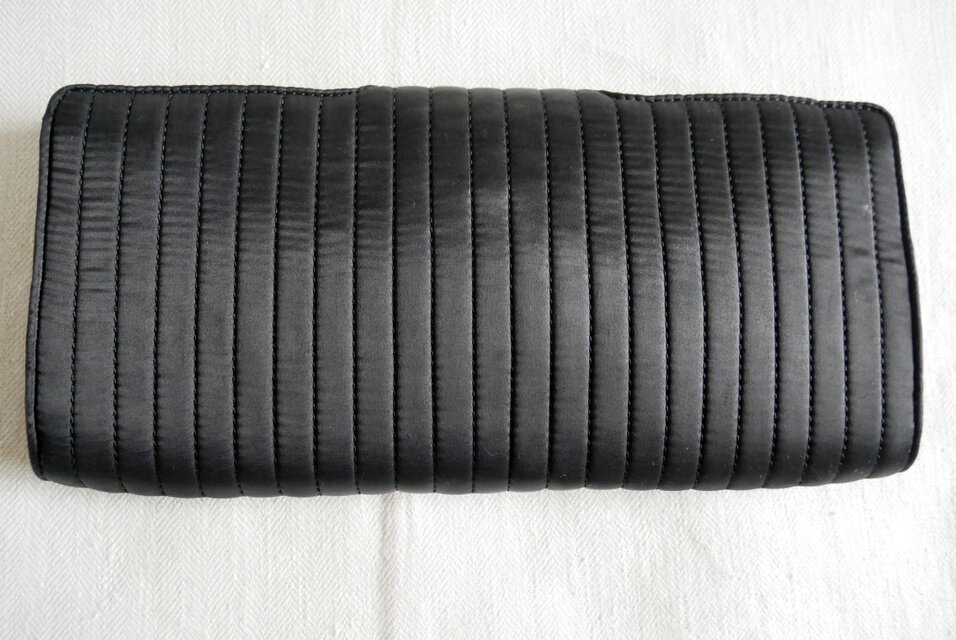 フェザー風ラインストーン飾り 黒のサテン製クラッチバッグ | iichi