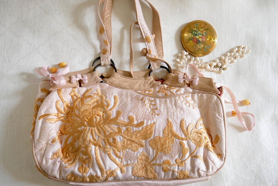 Jamin Puech Paris】淡いピンクにオレンジ色の菊花 シノワズリ刺しゅう