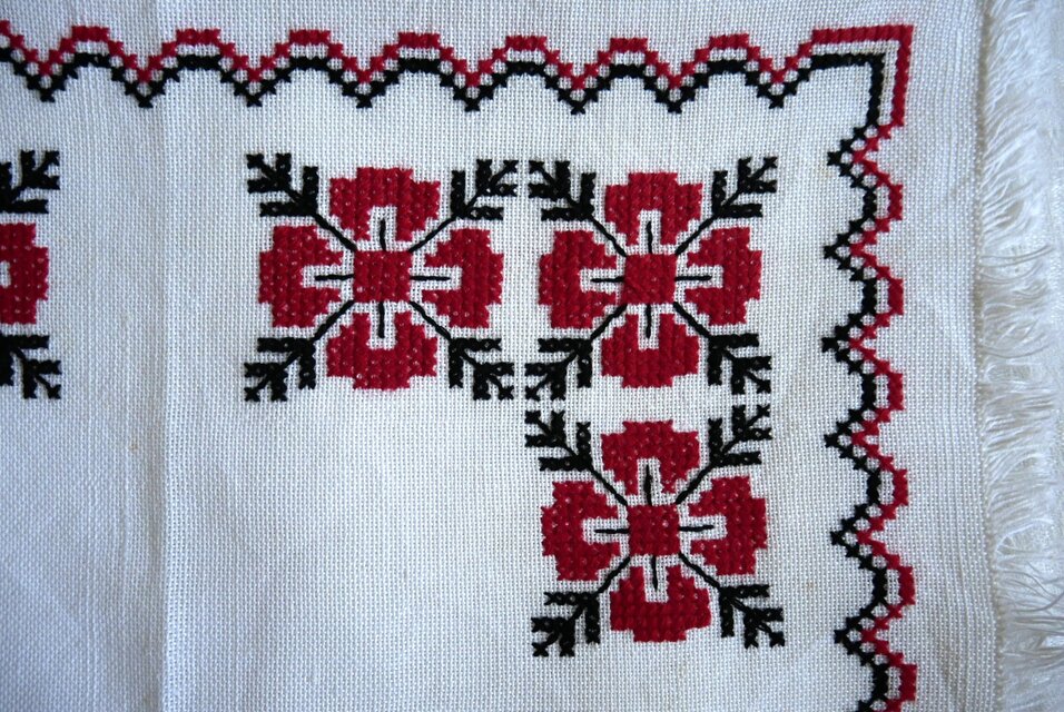 東欧の刺繍クロス 赤と黒のクロスステッチ テーブル＆カクテルナプキン