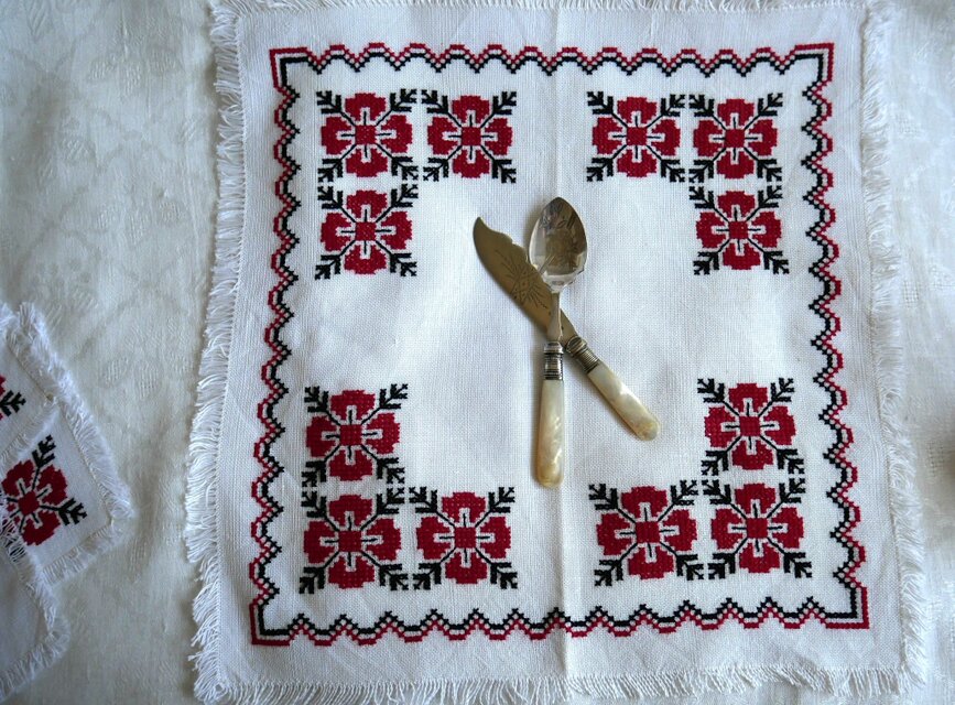 東欧の刺繍クロス 赤と黒のクロスステッチ テーブル＆カクテルナプキン