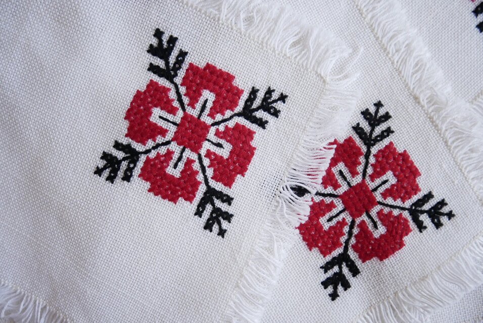 東欧の刺繍クロス 赤と黒のクロスステッチ テーブル＆カクテルナプキン