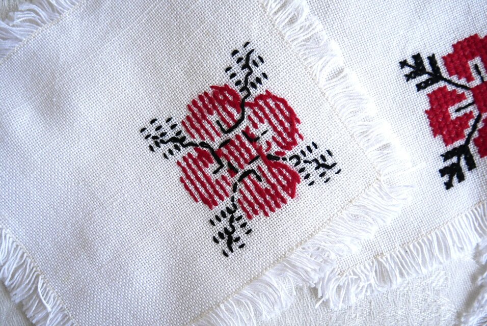 中国　SWATOW ナプキン付き　刺繍入り　レースのテーブルクロス 東欧の刺繍クロス 赤と黒のクロスステッチ テーブル＆カクテルナプキン
