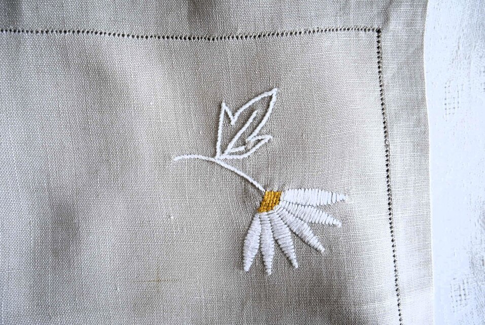 デイジーの手刺繍飾り ベージュの長方形リネンクロス | iichi 日々の
