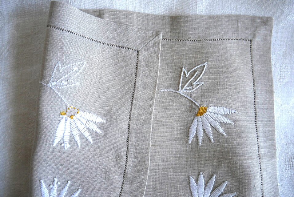 デイジーの手刺繍飾り ベージュの長方形リネンクロス | iichi 日々の
