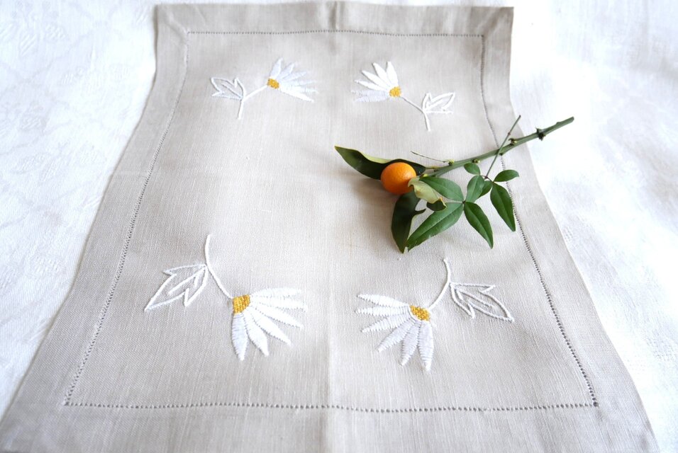 デイジーの手刺繍飾り ベージュの長方形リネンクロス | iichi 日々の