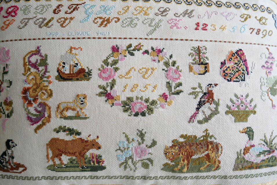 クッションカバー フランスヴィンテージ 刺繍のリメイク 手刺繍 France フランスのヴィンテージ 刺しゅうサンプラーで飾ったクッションカバー