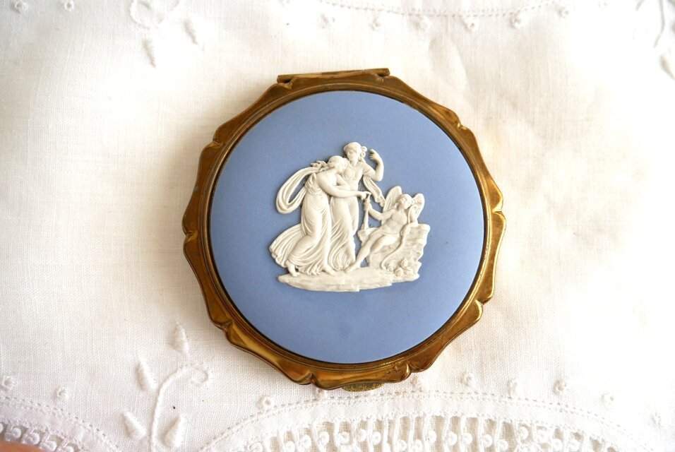 【新品】　希少品　ウェッジウッド★クイーンカメオ★コンパクト D／英国製【STRATTON 】CUPID コンパクトケース J.ウェッジウッド製