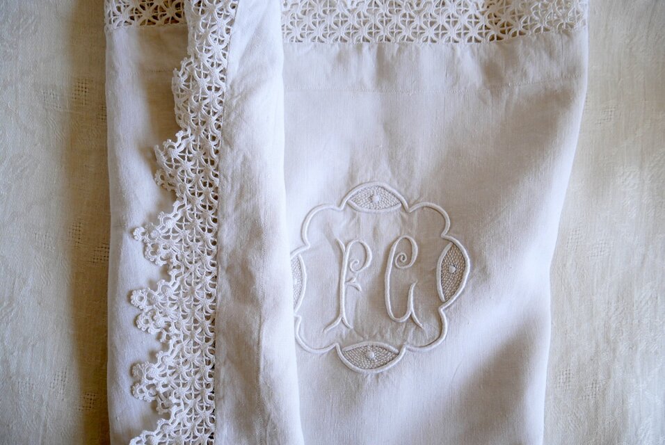 フランス　蚤の市　イニシャル刺繍　レース　ピローケース　リメイク　ホワイトクロス フランスのアンティーク【A】モノグラム刺繍とクロッシェレースの