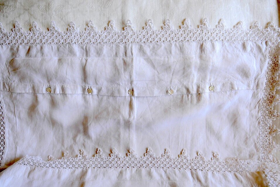 フランスのアンティーク【A】モノグラム刺繍とクロッシェレースの