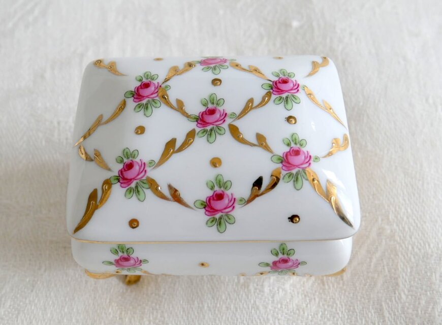 陶磁器製 蓋付き小物入れ ピンク 花柄 金彩 ドイツ バラの絵柄 陶磁器製トリンケット（宝飾品ケース） | iichi