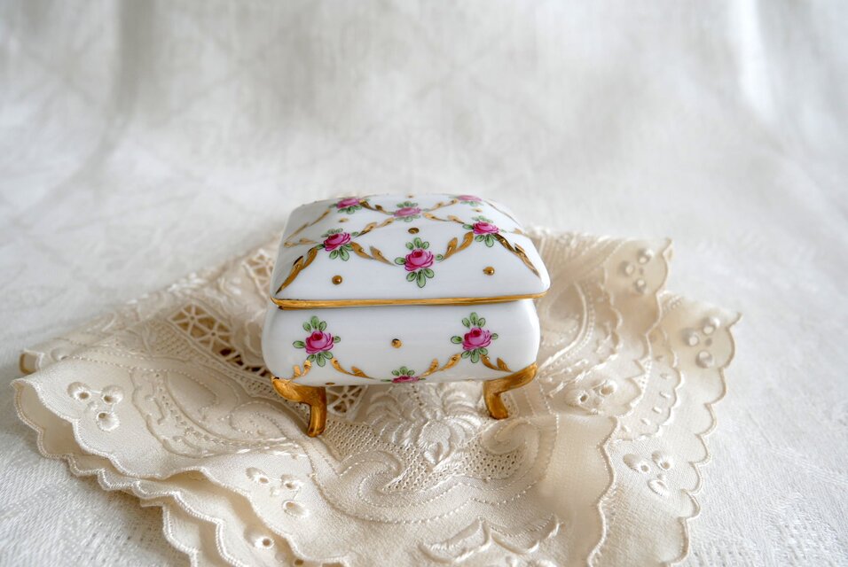 ドイツ バラの絵柄 陶磁器製トリンケット（宝飾品ケース） | iichi
