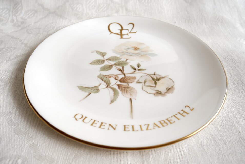 英国製【Royal Doulton】ヨークシャーローズ 皿 クイーンエリザベス2世