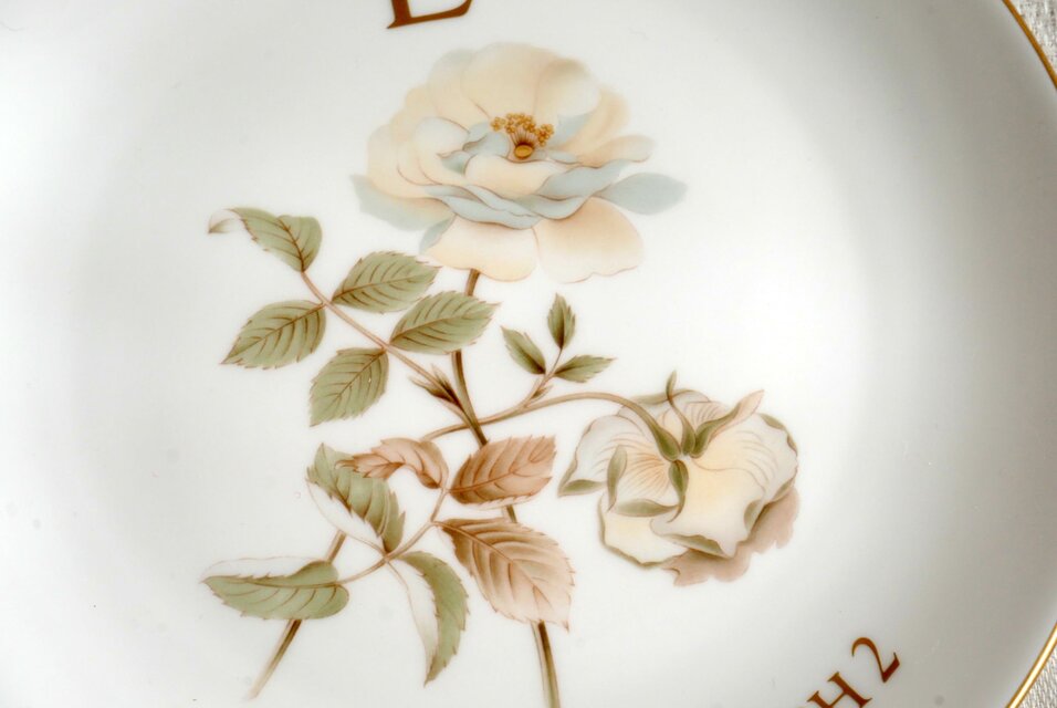 英国製【Royal Doulton】ヨークシャーローズ 皿 クイーンエリザベス2世