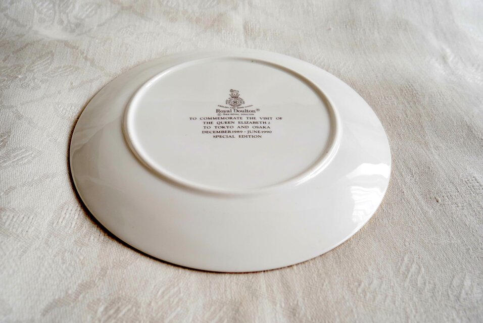 英国製【Royal Doulton】ヨークシャーローズ 皿 クイーンエリザベス2世