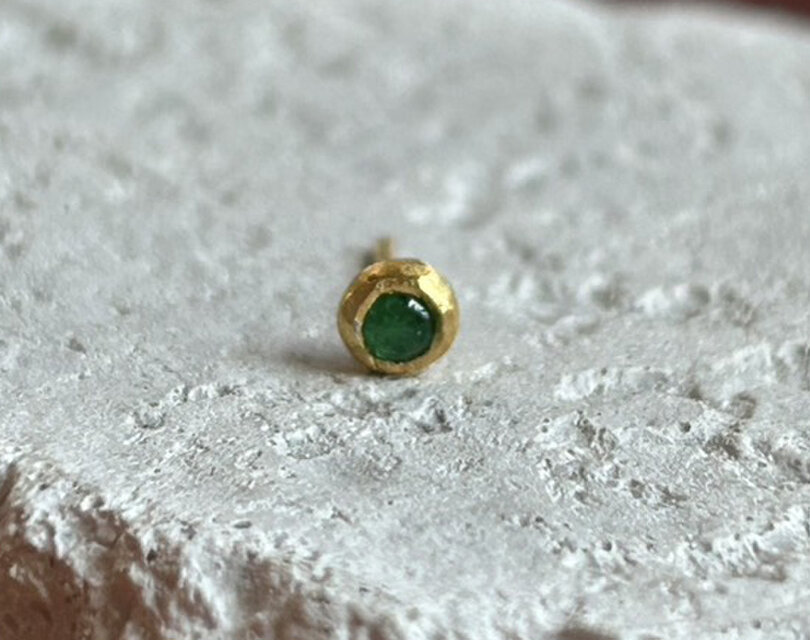 K24 Pure Gold+Emerald 天然エメラルド 2mm純金スタッドピアス 片耳