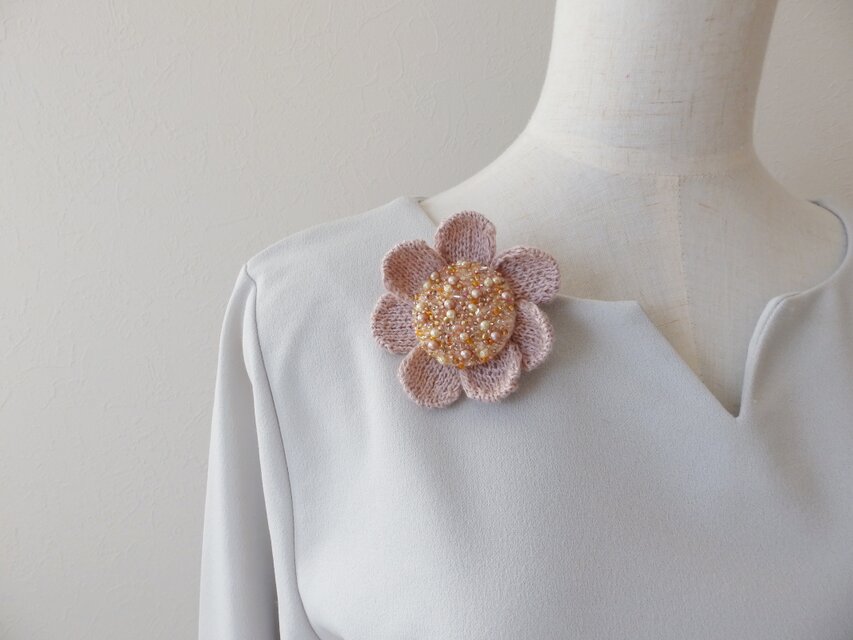 DYI花のブローチ ニットとビーズ刺繍 花のブローチ・ピンク | iichi 日々の暮らしを
