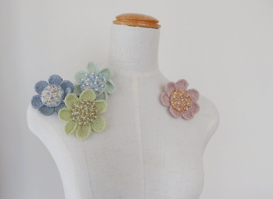 ニットとビーズ刺繍 花のブローチ・ピンク | iichi 日々の暮らしを
