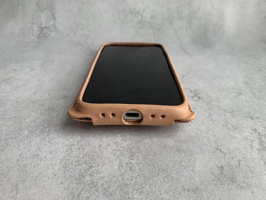 iPhone16e/iPhone17e 手縫い本革のカバー 栃木レザー【名入れ無料