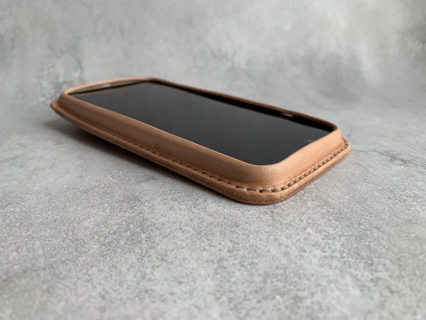 iPhone16e/iPhone17e 手縫い本革のカバー 栃木レザー【名入れ無料