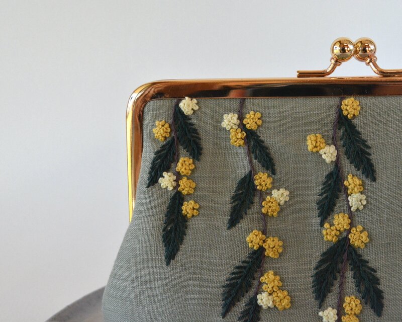 ミモザ 刺繍 がま口 ポーチ | iichi 日々の暮らしを心地よくする