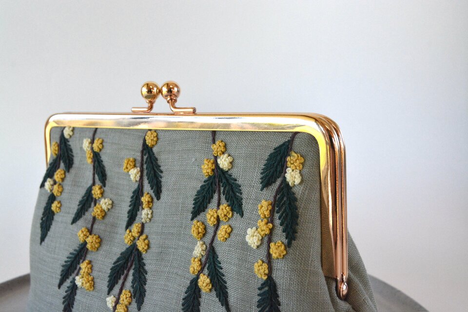 ミモザ 刺繍 がま口 ポーチ | iichi 日々の暮らしを心地よくする