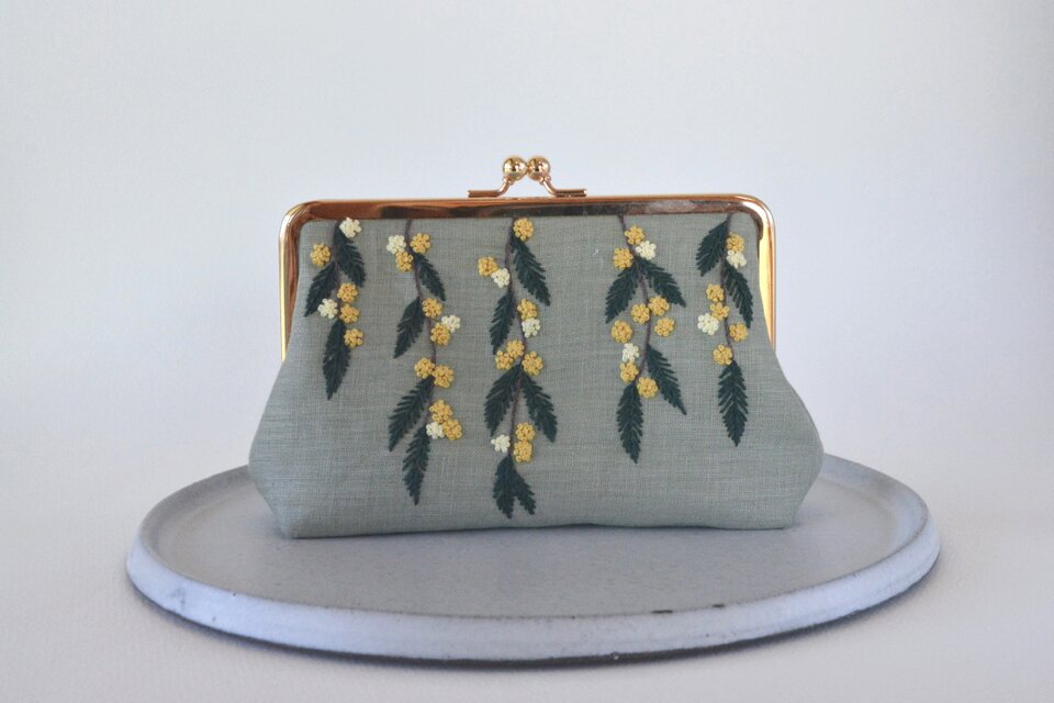 ミモザ 刺繍 がま口 ポーチ | iichi 日々の暮らしを心地よくする