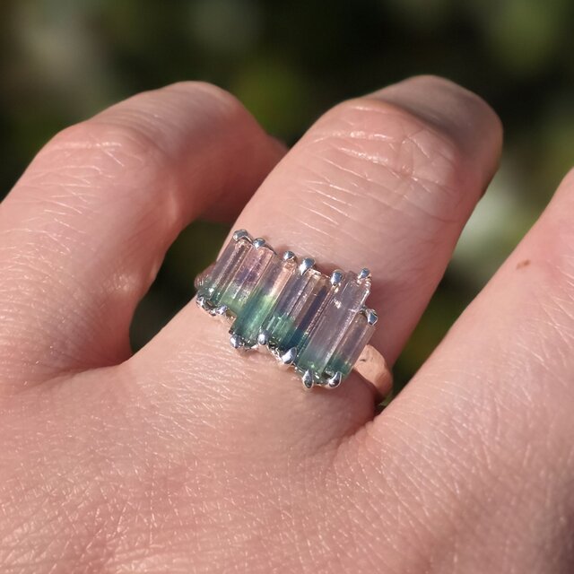 ウィリアムたんさんの専用トルマリンのシルバーイヤリングです。 バイカラー トルマリン 原石のリズム 2.14ct ツメ留め シルバーSV925