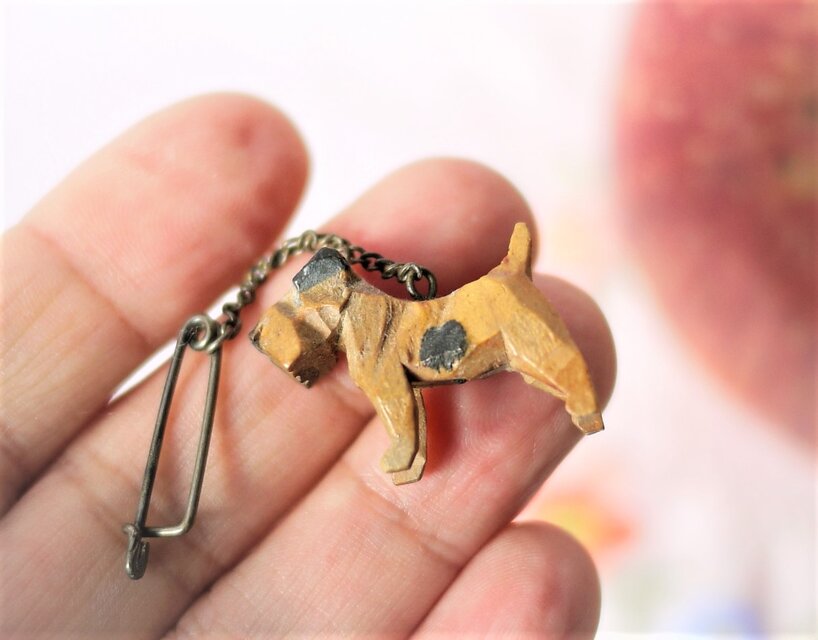 木彫り犬のブローチ 豆犬 イタリア | iichi 日々の暮らしを心地よく