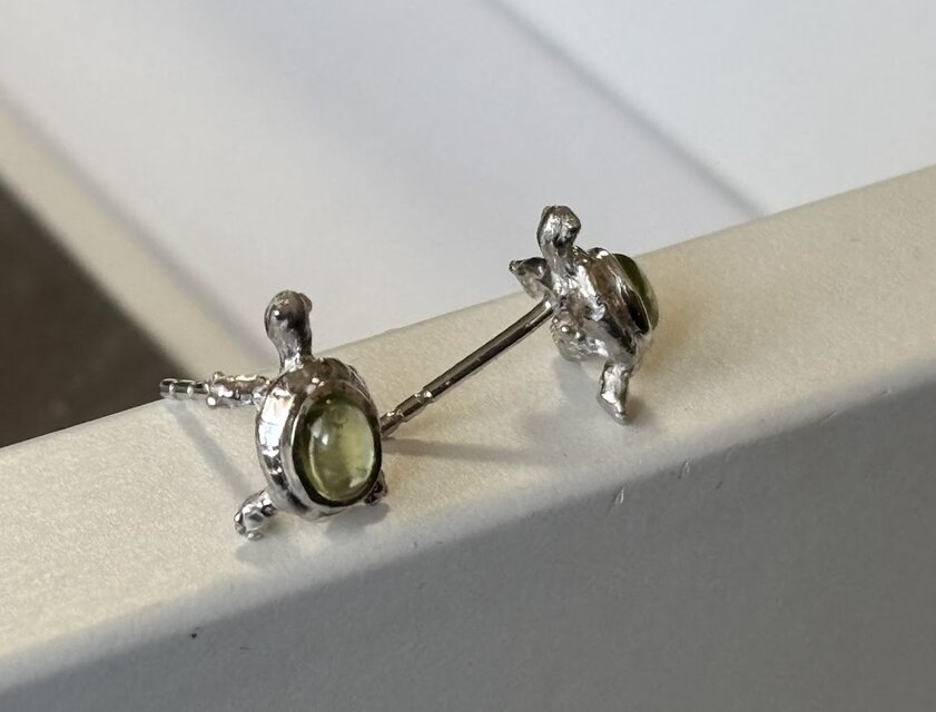 カメの片耳ピアス withストーン | iichi 日々の暮らしを心地よくする