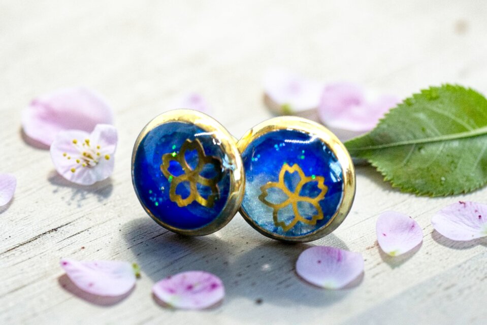 青い桜】サージカルステンレスのスタッドピアス ゴールド金具 | iichi
