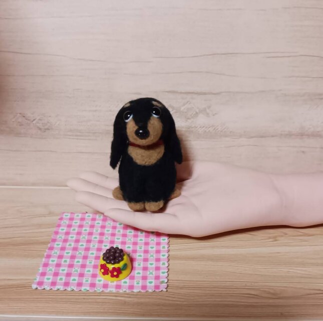 羊毛フェルト 愛らしいお目目のダックスフンド 子犬 ドッグフード皿