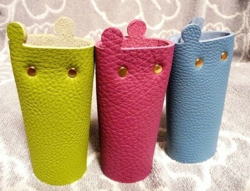 ちょっと突き出た革キーケース（トリヨン・ブルー）new！