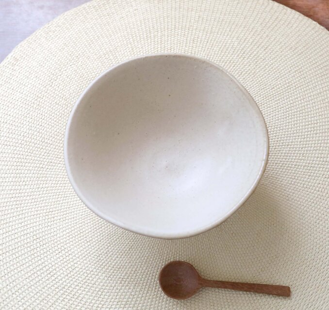 白いマット釉のたわみ碗 ＊ 2 | iichi 日々の暮らしを心地よくする