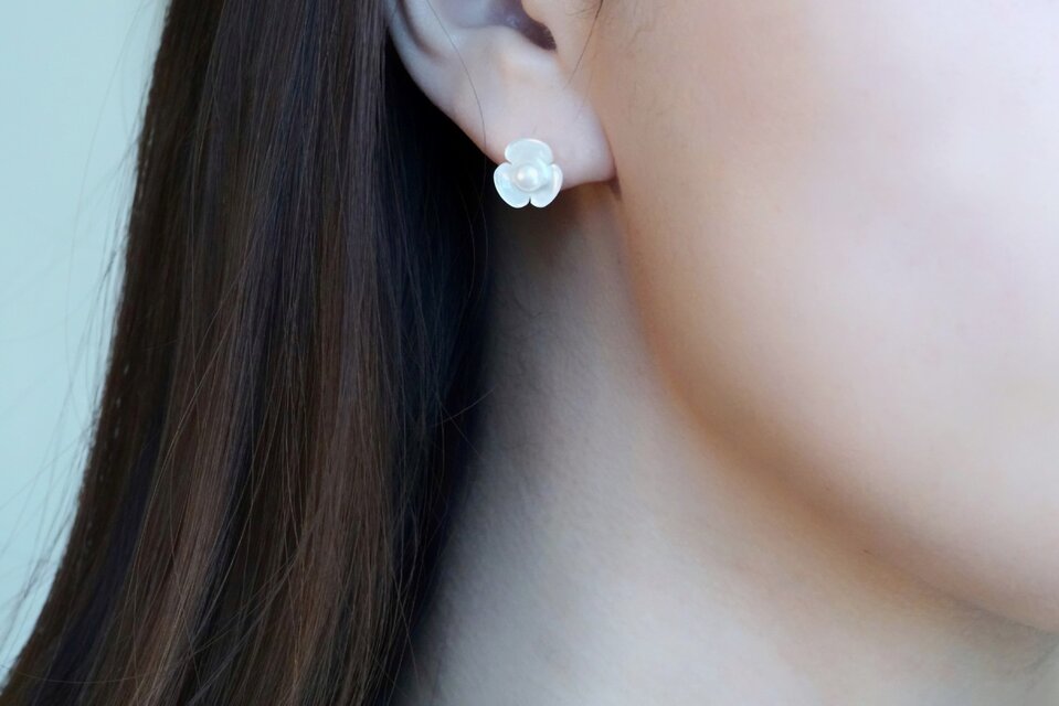 【1129】白薔薇とシェルビーズのピアス／イヤリング K10 フラワーシェイプホワイトシェル パールピアス / ホワイト | iichi