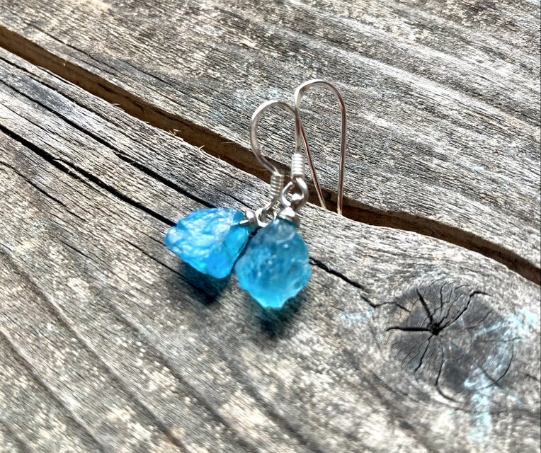 sv925*apatite rocks ネオンブルーアパタイト原石の一粒ピアス | iichi