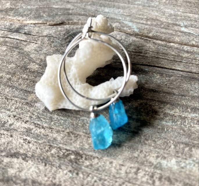 sv925*apatite rocks ネオンブルーアパタイト原石の一粒ピアス | iichi