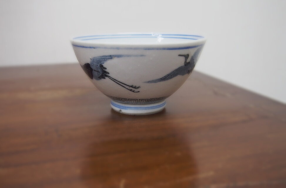 飛鶴三羽印判染付飯碗二客組 古色 | iichi 日々の暮らしを心地よくする