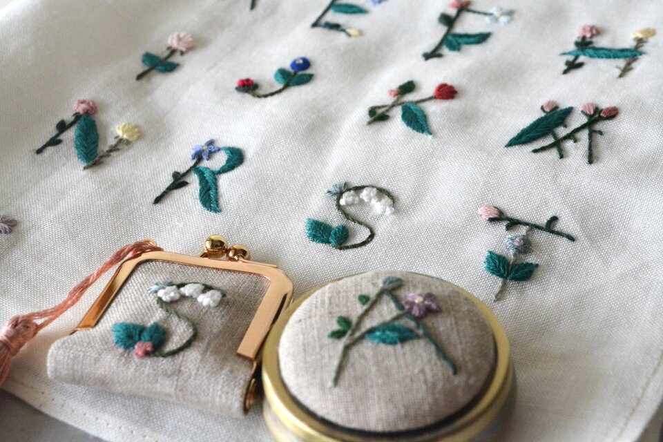 イニシャル 花刺繍 ピルケース／アクセサリーケース | iichi 日々の