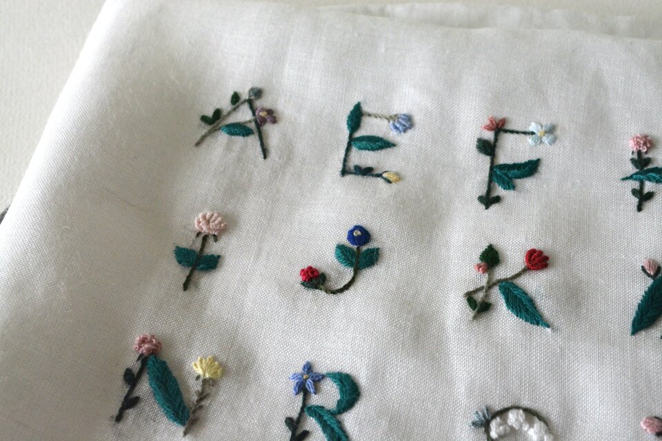 イニシャル 花刺繍 ピルケース／アクセサリーケース | iichi 日々の