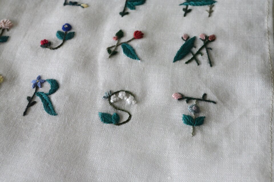 イニシャル 花刺繍 ピルケース／アクセサリーケース | iichi 日々の