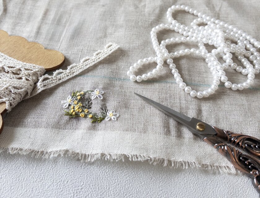 ミモザと小花の庭。手刺繍のアンティーク風ピルケース（小物入れ